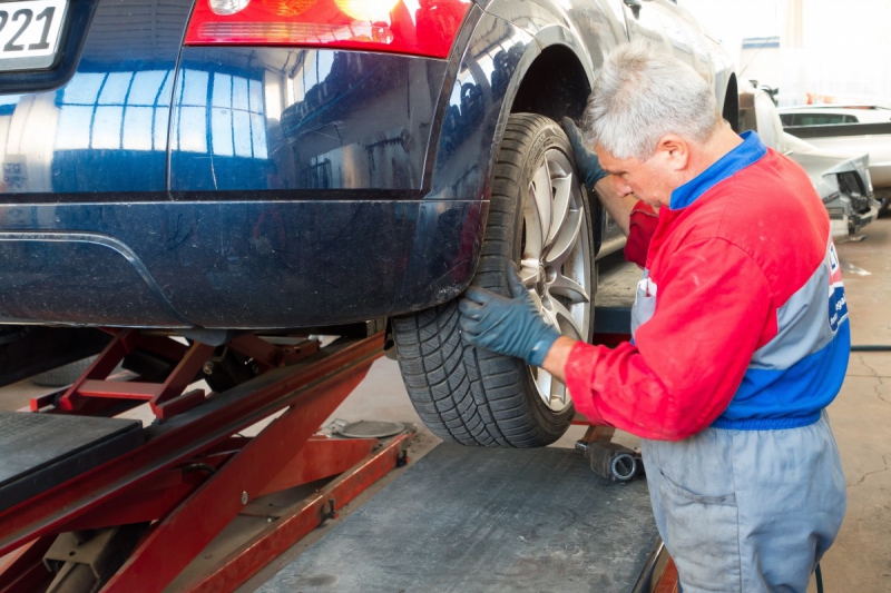 vente-ISOLA-min_auto_repair_repair_lift_auto_mechanic_work_clothes_master_professional_man_of_the_fold-685629