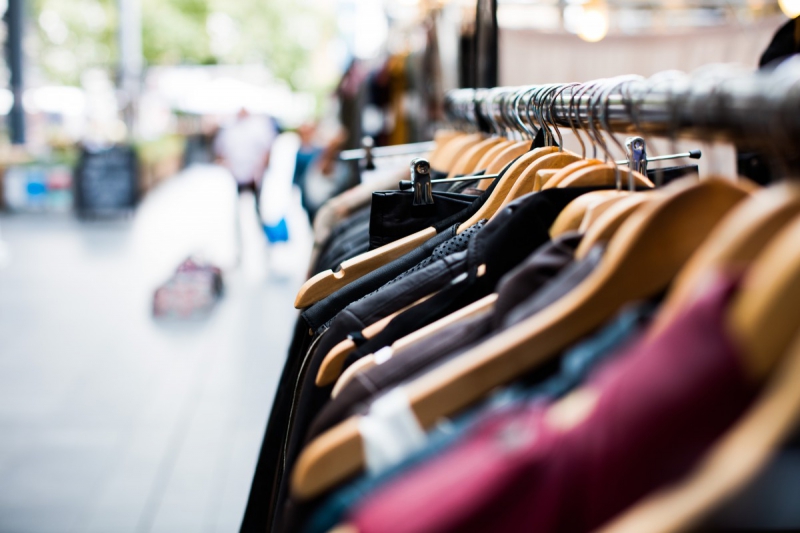vente-ISOLA-min_blur_close_up_focus_hanger_jacket_market_people_rack-1176303