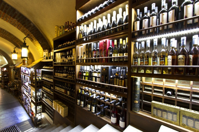 vente-ISOLA-min_world_street_travel_shop_canon_georgia_wine_bottles-429767